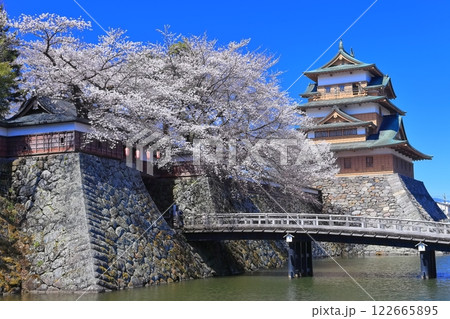 【長野県】快晴の高島城と満開の桜 122665895