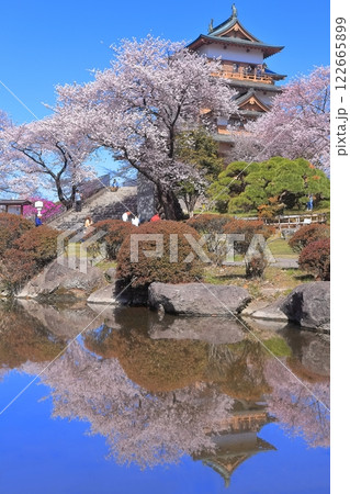 【長野県】シンメトリーな高島城と満開の桜 122665899