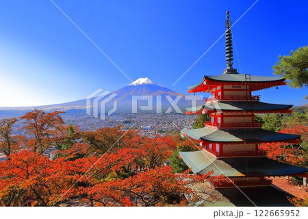 【山梨県】快晴の富士山と新倉山浅間公園の五重塔と紅葉(新倉富士浅間神社) 【山梨県】快晴の富士山と新倉山浅間公園の五重塔と紅葉(新倉富士浅間神社) 122665952