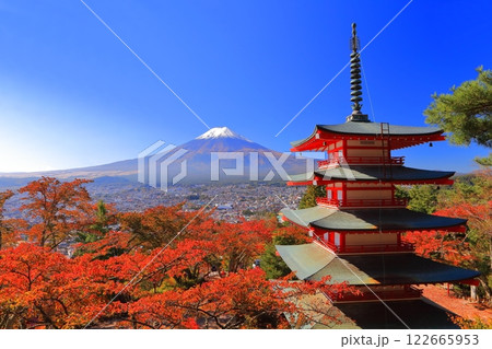 【山梨県】快晴の富士山と新倉山浅間公園の五重塔と紅葉（新倉富士浅間神社） 122665953
