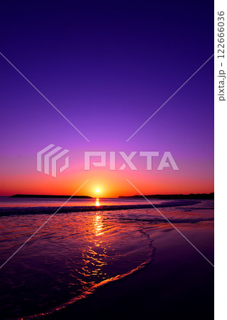 海に沈む夕日 122666036