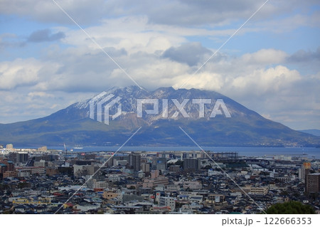 中望遠で撮った雪化粧した桜島と鹿児島市 122666353