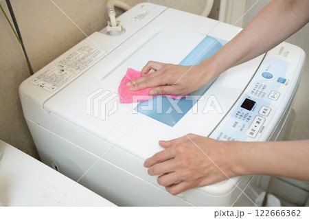 洗濯機を掃除する女性 122666362