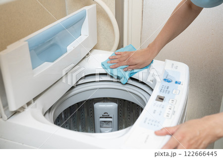 洗濯機を掃除する女性 122666445