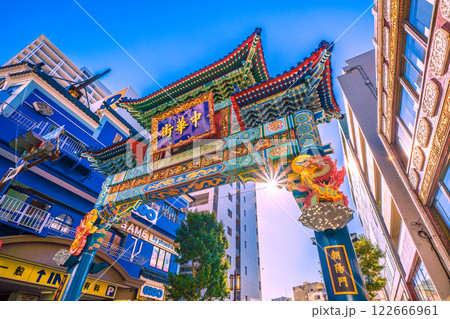 日本の横浜都市景観2月青龍が登場した横浜中華街・朝陽門などを望む。新時代に希望の光＝令和7年2月6日 122666961