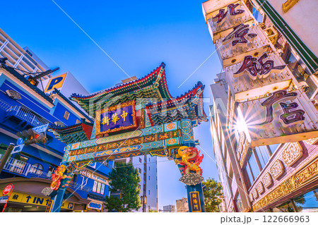 日本の横浜都市景観2月青龍が登場した横浜中華街・朝陽門などを望む。新時代に希望の光＝令和7年2月6日 122666963