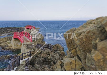 津軽国定公園、袰月海岸の潮騒橋と渚橋　青森 122667278