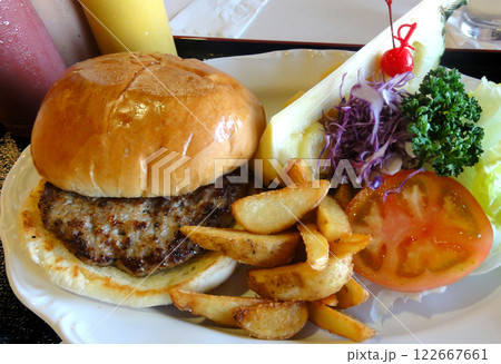 美味しそうなハンバーガー 122667661