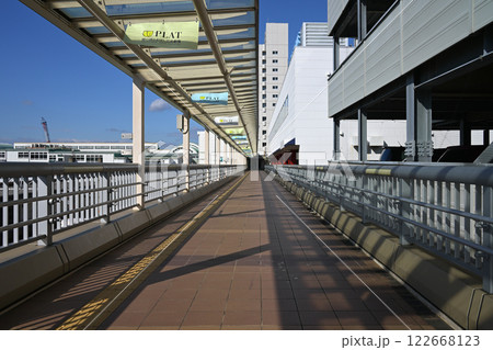 新豊橋駅-プラット間の歩道橋 新豊橋駅-プラット間の歩道橋 122668123