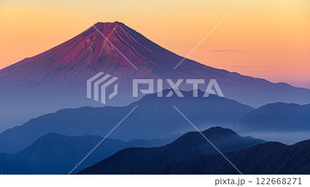 （山梨県）夏の赤富士と山並みの絶景 122668271