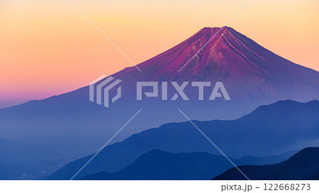 （山梨県）夏の赤富士と山並みの絶景 122668273