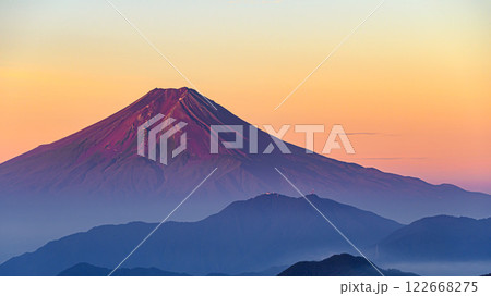 （山梨県）夏の赤富士と山並みの絶景 122668275