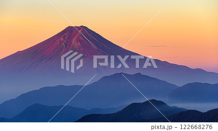 （山梨県）夏の赤富士と山並みの絶景 122668276