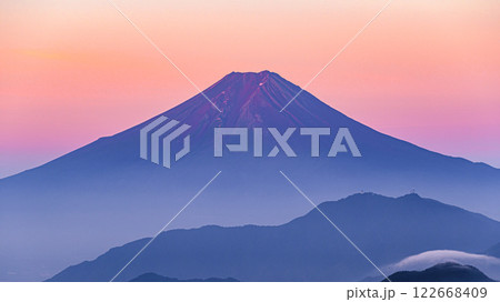 （山梨県）雁ヶ腹摺山から見る赤富士と山並み 122668409