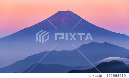 (山梨県)雁ヶ腹摺山から見る赤富士と山並み (山梨県)雁ヶ腹摺山から見る赤富士と山並み 122668410