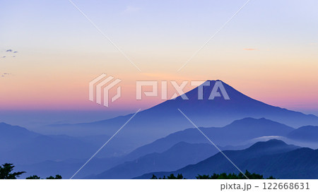 雁ヶ腹摺山から見る早朝の富士山 雁ヶ腹摺山から見る早朝の富士山 122668631
