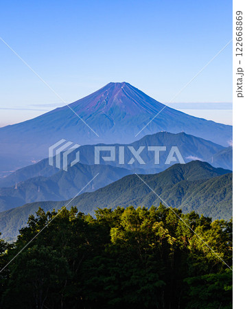 (山梨県)夏の富士山と山並みの絶景・日本の風景 (山梨県)夏の富士山と山並みの絶景・日本の風景 122668869