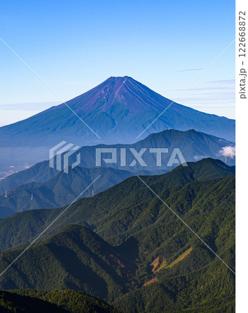 (山梨県)夏の富士山と山並みの絶景・日本の風景 (山梨県)夏の富士山と山並みの絶景・日本の風景 122668872