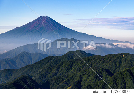 (山梨県)夏の富士山と山並みの絶景・日本の風景 (山梨県)夏の富士山と山並みの絶景・日本の風景 122668875