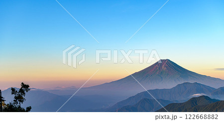 （山梨県）夏の富士山と山並みの絶景・日本の風景 122668882