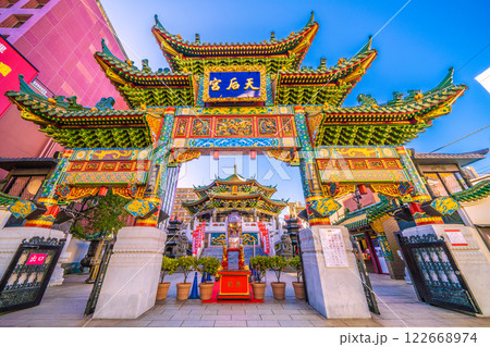 日本の横浜都市景観春節の神輿くぐり。横浜中華街・横浜媽祖廟などを望む。新時代へ＝令和7年2月6日 122668974