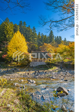 豊田市の香嵐渓の紅葉と巴川の風景(愛知県) 豊田市の香嵐渓の紅葉と巴川の風景(愛知県) 122669122