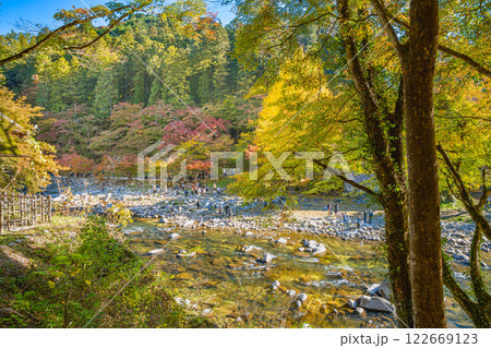 豊田市の香嵐渓の秋の紅葉と巴川の風景(愛知県) 豊田市の香嵐渓の秋の紅葉と巴川の風景(愛知県) 122669123