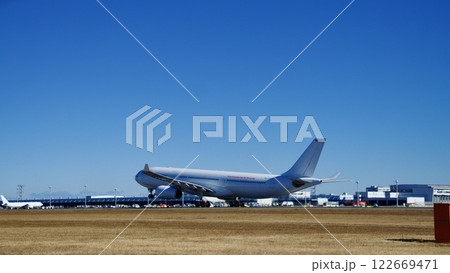 離陸する白い飛行機 122669471