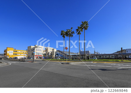 安房鴨川駅西口ロータリーで観光客を出迎えるヤシ 安房鴨川駅西口ロータリーで観光客を出迎えるヤシ 122669846