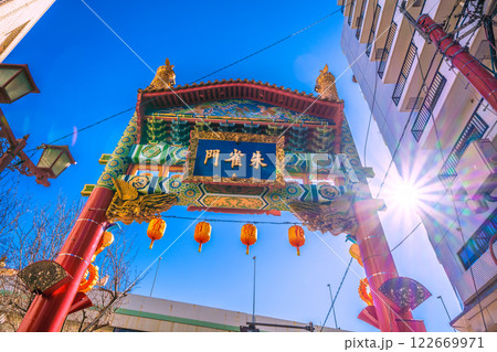 日本の横浜都市景観2月朱雀が登場した横浜中華街・朱雀門などを望む。新時代に希望の光＝令和7年2月6日 122669971