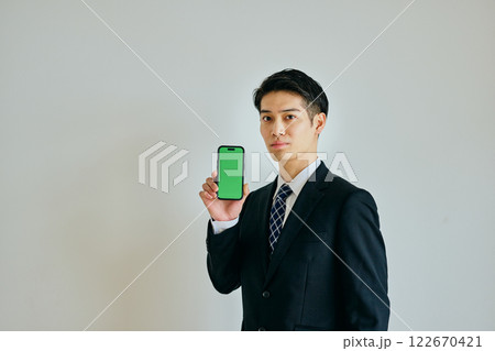 スマホを持つ20代の若い男性 スマホを持つ20代の若い男性 122670421