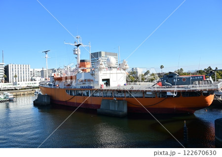 南極観測船ふじと名古屋港 122670630