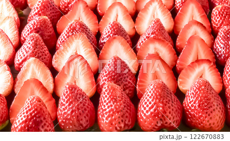 画面いっぱいに並べられた沢山の苺のイメージ素材 122670883