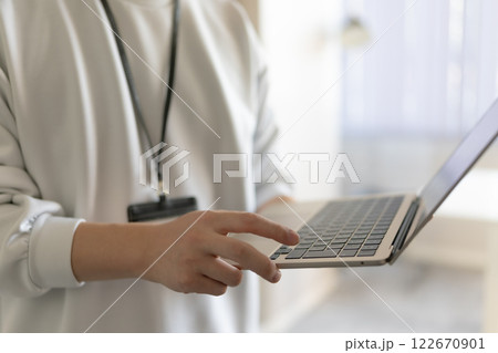 PCと男性 122670901