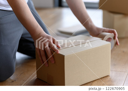 段ボールのあるシーン 122670905