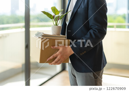 引っ越す男性 122670909