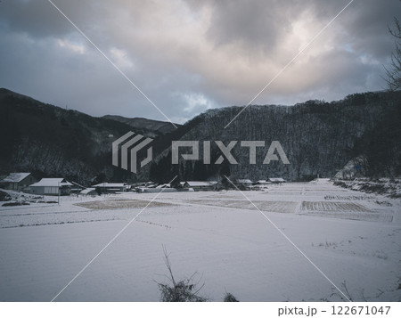 畑に積もった雪 122671047