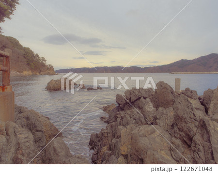 岩場と午後の海 岩場と午後の海 122671048
