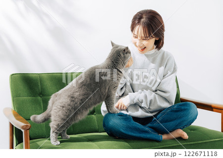 猫と暮らす女性 猫と暮らす女性 122671118