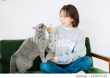 猫と暮らす女性 猫と暮らす女性 122671121