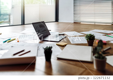 散乱した資料や書類 散乱した資料や書類 122671132