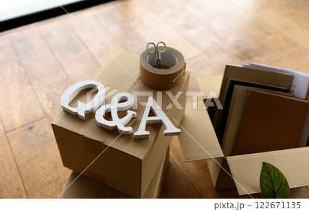 段ボールとQAのあるシーン 122671135