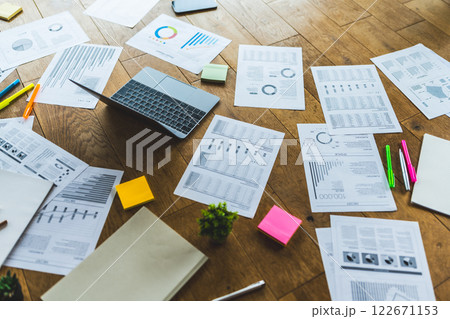 散乱した資料や書類 122671153