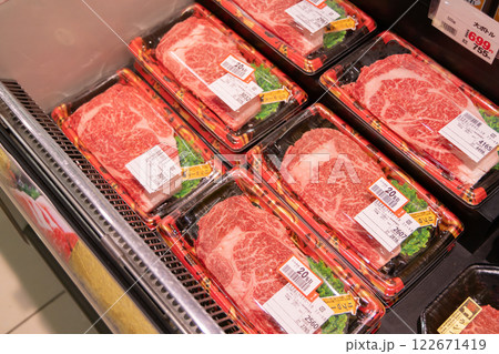 スーパーマーケットに陳列してある肉の棚 (プロパティリリース取得済み) スーパーマーケットに陳列してある肉の棚 (プロパティリリース取得済み) 122671419