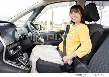 若い女性　運転　セーフティドライブ　シートベルト 122671422