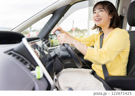 若い女性 運転 若い女性 運転 122671425