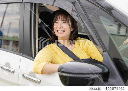 若い女性 運転 若い女性 運転 122671432
