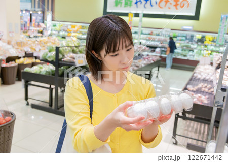 スーパーで買物をする女性 (プロパティリリース取得済み) スーパーで買物をする女性 (プロパティリリース取得済み) 122671442