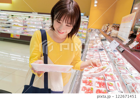 スーパーで買物をする女性　(プロパティリリース取得済み)　  122671451