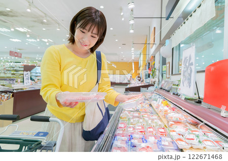 スーパーで買物をする女性　(プロパティリリース取得済み)　  122671468